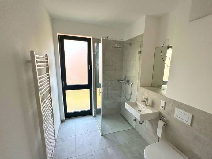 ** Hochwertige 3-Zi.-Erdgeschosswohnung mit EBK, 2 Tageslichtbädern, Terrasse und Gartenanteil ** – Badezimmer I (virtuell entmöb…