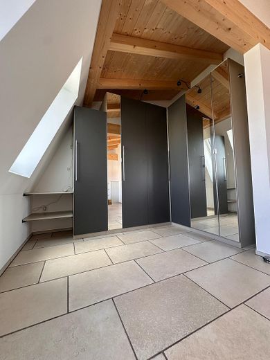 Mieszkanie 3-pokojowe na poddaszu o charakterze penthouse’u | Nowa budowa 2025 | bez prowizji – Ankleide im Schlafzimmer