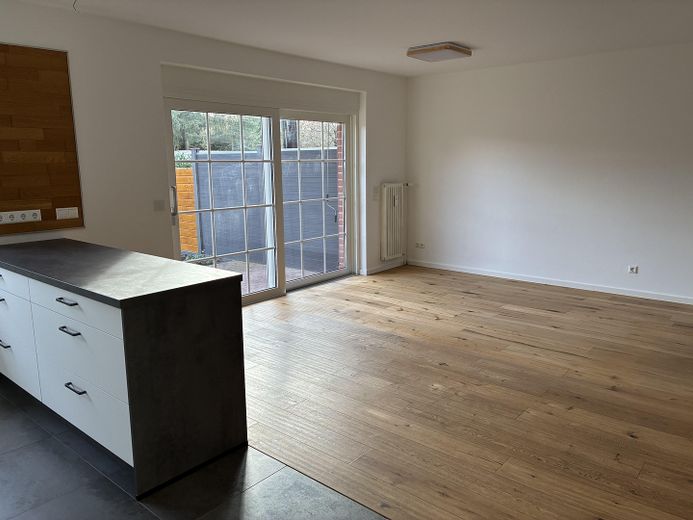 PROVISIONSFREI: Stillvolle 2-Zimmer-Erdgeschosswohnung mit Südterrasse und eigenem Garten – Wohn-Küche