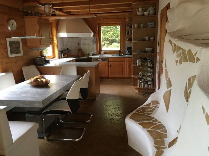 Am Waldrand gelegenes Einfamilienhaus mit ELW und parkähnlichem Garten – Küche und Essbereich