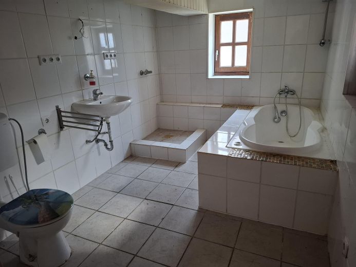 Charmantes Häuschen mit Potenzial in Reinheim-Zeilhard – Tageslichtbad mit Dusche/Wanne