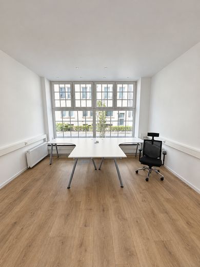 Effizient nutzbare Bürofläche / Atelier mit 80 m² (teilbar) in Krefeld – Büro vorne - KI-Vorschau