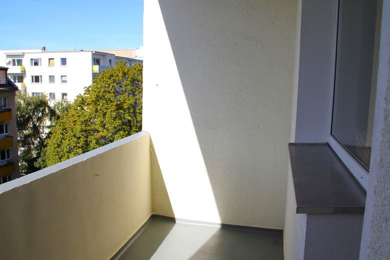 شقة من غرفتين متاحة للسكن فورًا في شارع جانبي هادئ، بإطلالة على المساحات الخضراء – Balkon