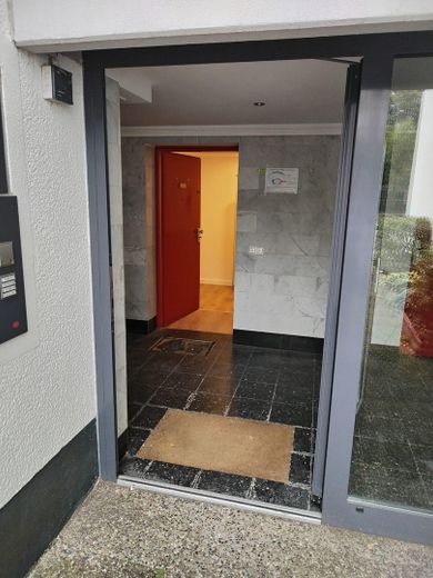 Recent gerenoveerde 2-kamer souterrainwoning direct naast de S-Bahn. Ideaal voor forenzen – Hauseingang
