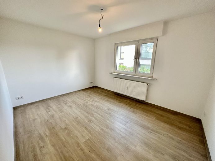 Hochwertig sanierte 4-Zimmer-Maisonette | 110 m² | 2 Bäder | Balkon | ruhige Lage an den Mainwiesen – Zimmer 2 OG