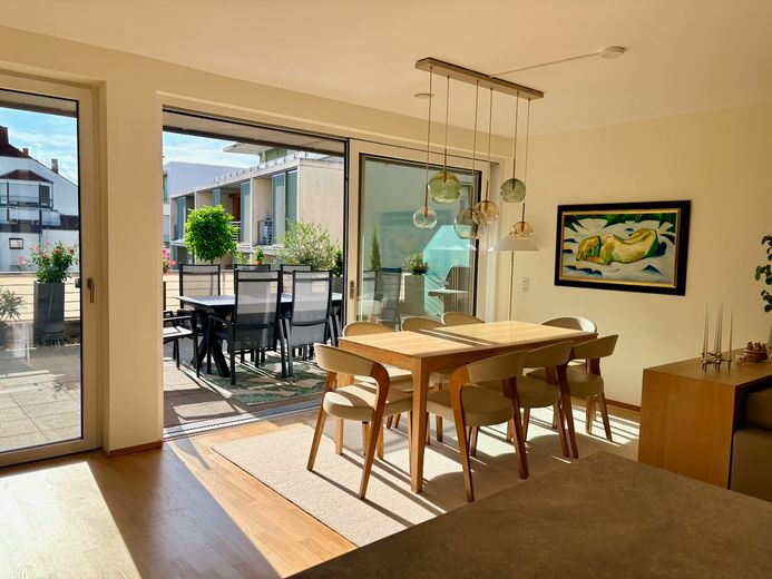 Großzügige 4-Zimmer-Wohnung mit sonniger Terrasse in bester Lage von Ingelheim – Essbereich mit Zugang Terrasse