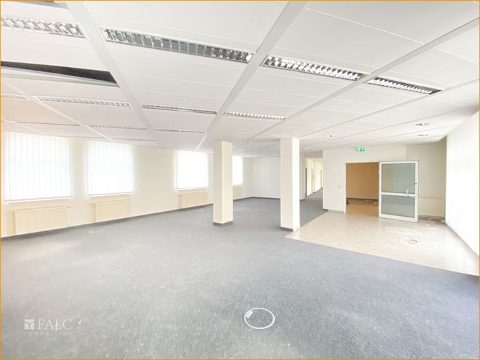 Im Zentrum von Sömmerda ideal als Firmenzentrale alle Mitarbeiter in einem Hause untergebracht – Großraumbüro Eingang