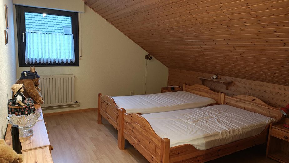 Freistehendes Einfamilienhaus mit Garage und Garten – sofort bezugsfrei in Trebur-Geinsheim – Zimmer OG