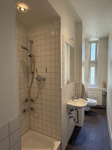 Bezugsfreie helle 2-Zimmer QG Altbauwohnung in der Nähe vom Schloss Charlottenburg (provisionsfrei) – Bad
