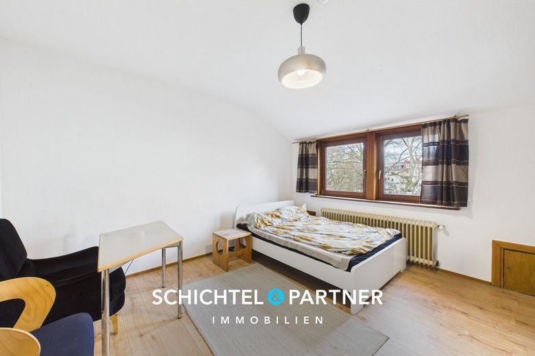 Bahnhofsvorstadt | Studentenhaus mit zwei Balkonen und Terrasse – S&amp;P | Schlafzimmer