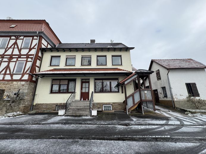 Großzügiges Mehrfamilienhaus mit Sauna in Nentershausen-Süß – Gesamtansicht 