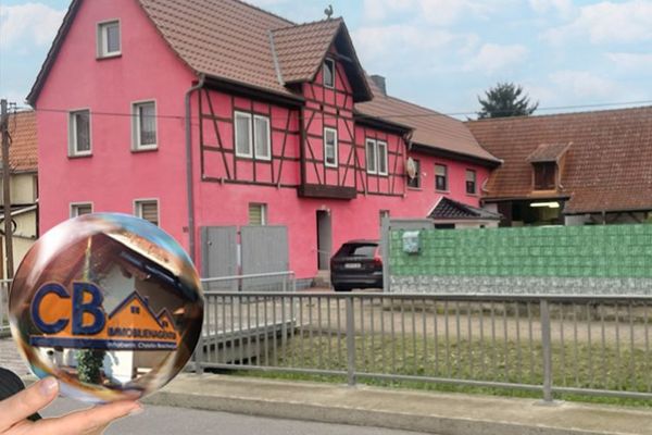 oturuma hazır ayrı dairesi, ahırı ve büyük arsası bulunan güzel çiftlik evi