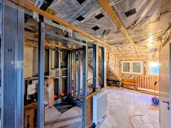 Sogno per la famiglia ai margini del bosco - casa a schiera completamente ristrutturata con terrazza soleggiata e possibilità di ampliamento – Dachgeschoss