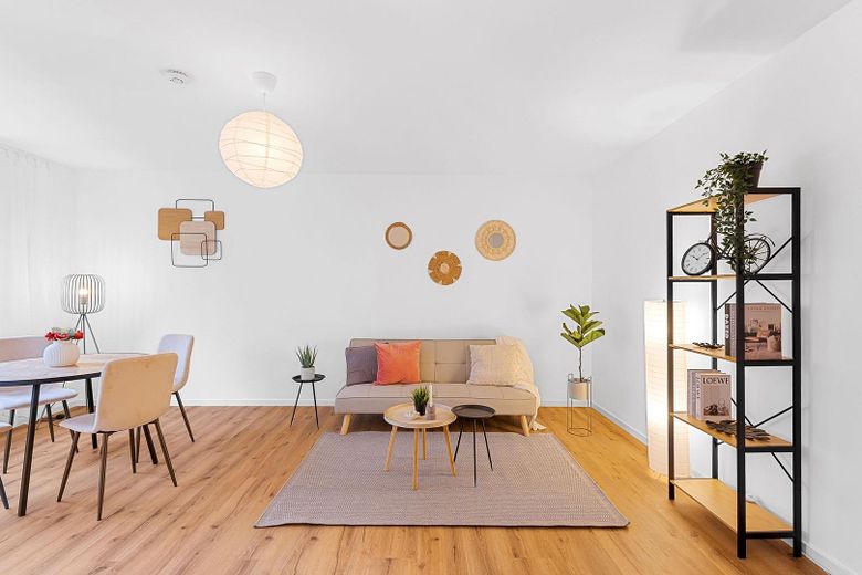 Sofort einziehen! Helle, renovierte Wohnung in toller Lage von Straubing – Wohnzimmer