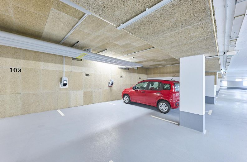 Neubau: Helle und ruhige Zwei-Zimmer-Wohnung mit luxuriöser Innenausstattung mit Balkon und EBK – Tiefgarage 3