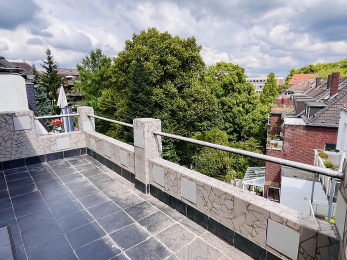 Dachterrasse mit Blick ins Grüne. Ganz oben. Ganz für sich. Ganz ruhig. Mitten im Wasserviertel. – Dachterrasse