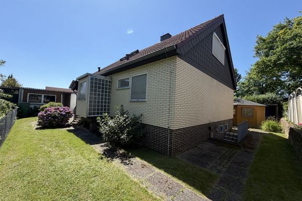 !SENZA PROVVIGIONE! Accogliente casa a Vellmar (5–6 locali, terreno di 589 m²): 3 garage, cantina, camini, terrazza ++ Casa prefabbricata Streif modernizzata, anno di costruzione 1976, ampliamento 1984 ++ Rata mensile possibile: 1.313,87 €