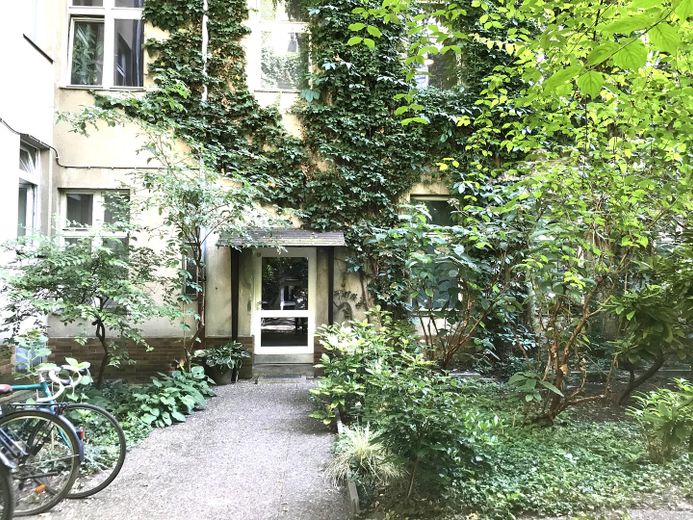 Słoneczne, spokojne mieszkanie w kamienicy z ogrodem w dzielnicy Winterfeldt-/Akazienkiez w Schönebergu – Innenhof