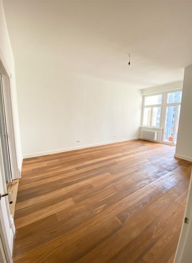 3-Zimmer-Wohnung, Altbau mit Balkon und Einbauküche in Frankfurt am Main – Wohn-/ Schlafzimmer 2