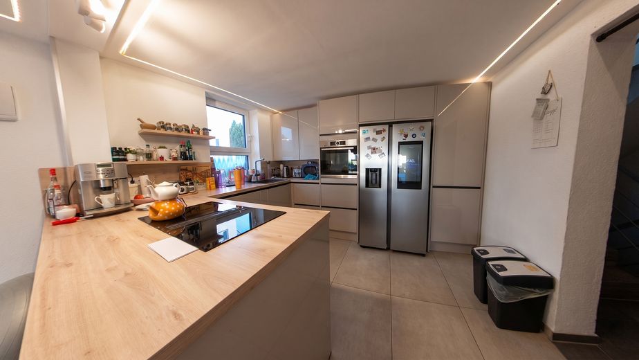 Modernisiertes Familienhaus mit Pool, Sauna, Flächenkühlung/Heizung, Smart Home & PV-Anlage – Küche