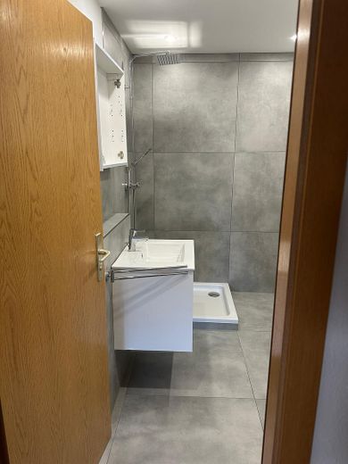 Appartement attrayant en première occupation, aux finitions haut de gamme, disponible immédiatement – Bad