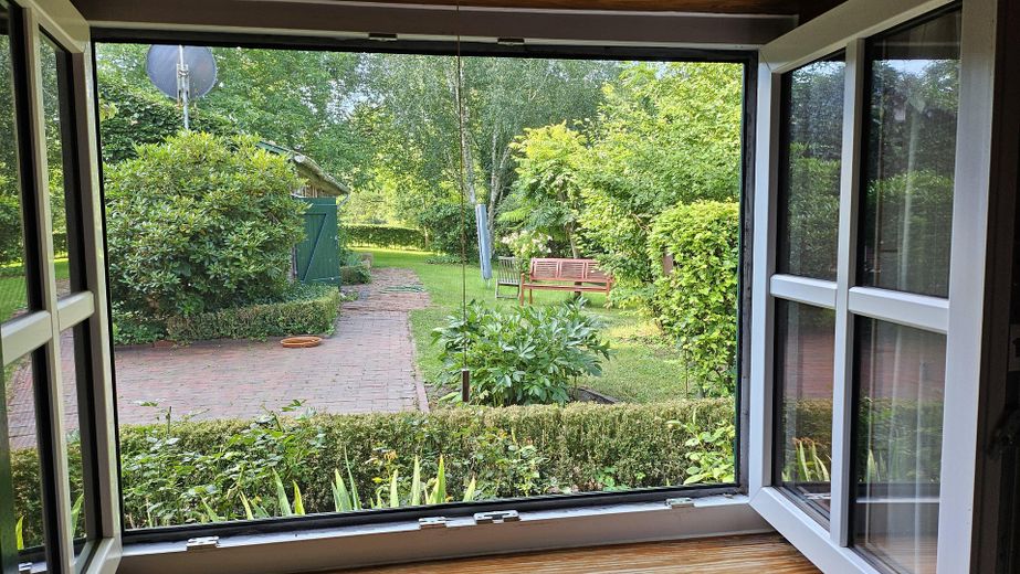 Da privato: casa storica modernizzata con tetto di paglia in posizione idilliaca – Blick aus dem Schlafzimmer