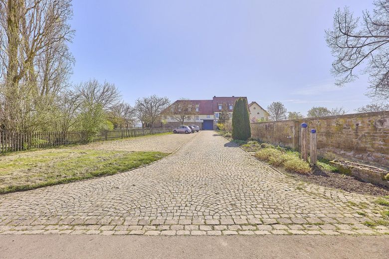 exklusiver Traum im Grünen. 4 Seit-Hof mit Seminarhaus – Hof Einfahrt+Parkplätze