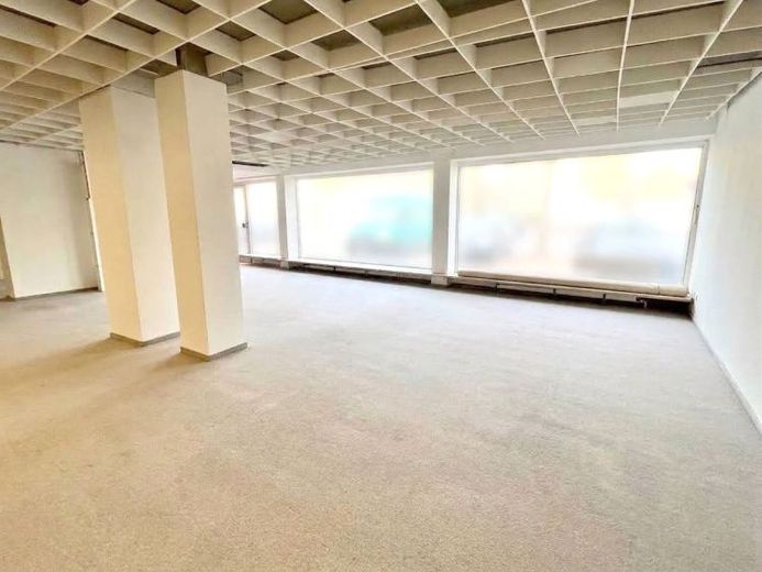 Negozio e locali commerciali vicino al centro, in posizione privilegiata, con ampia vetrina – Foto 1