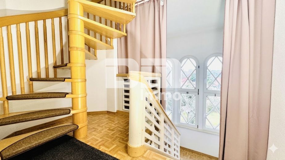 (R)eserviert!Modernisierte 1 bis 2 Familien Stadtvilla mit Maisonettewohnung in Traumlage – OG Maisonettebereich Windfang / Treppenaufgang