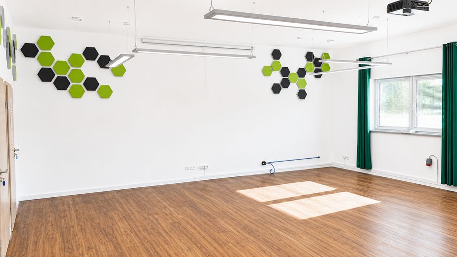 Eigenständige, hochwertige Gewerbeeinheit mit Halle, Büros & Galerie – direkt an der B12 – 23_Büro_EG_1_58qm_teilbar_2