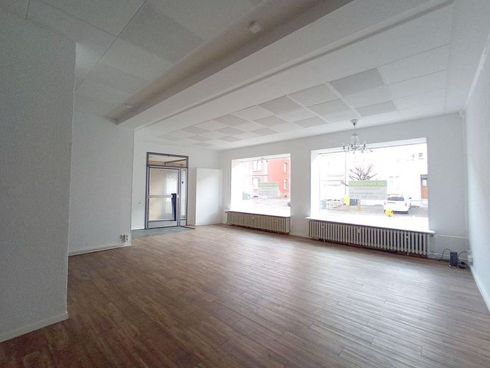 Innen - Schaufenster & Eingang