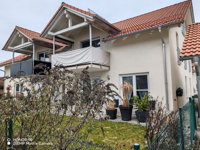 Schöne, helle 3-Zimmer Wohnung in Burgkirchen – Hausansicht Terrassenseite