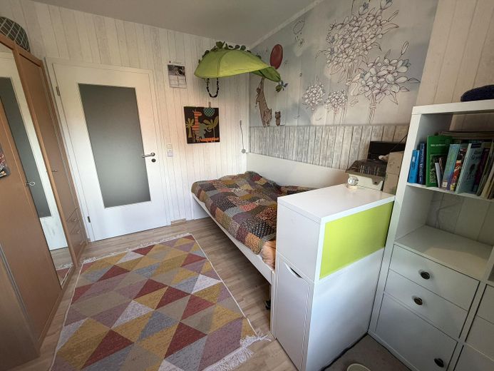 Wackersdorf / Meldau – Großzügiges Ein-/Zweifamilienhaus mit Einliegerwohnung und PV-Anlage – Kinderzimmer 1 EG