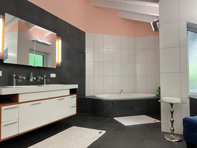 Villa in Südlage mit Weitblick - Provisionsfrei! – Badezimmer