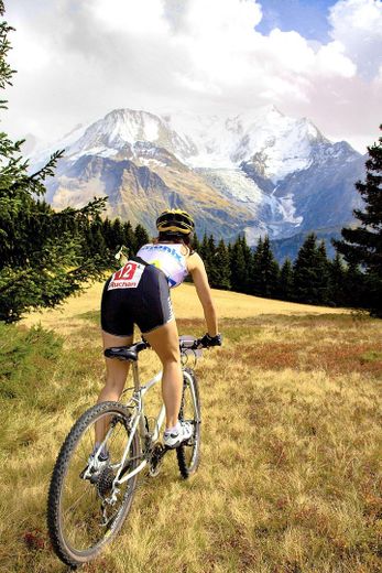 "Junge Paare aufgepasst - Vier Wände. Viel Potenzial. Euer gemeinsames Projekt.“ – Mountainbiken vor der Haustür