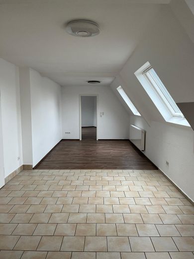 Atractivo apartamento de 2 habitaciones en la última planta en Ludwigshafen am Rhein – Foto 1