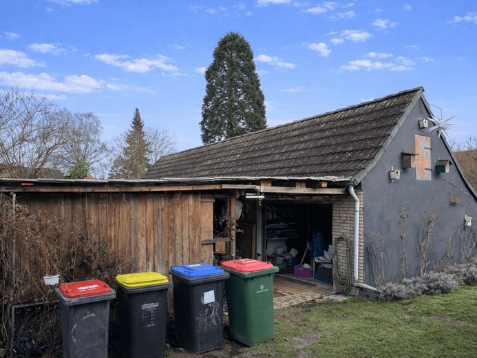 Modernisierte Doppelhaushälfte auf ca. 846 m² Grundstück mit außergewöhnlich niedrigem Erbbauzins – Garage Schuppen Eingang