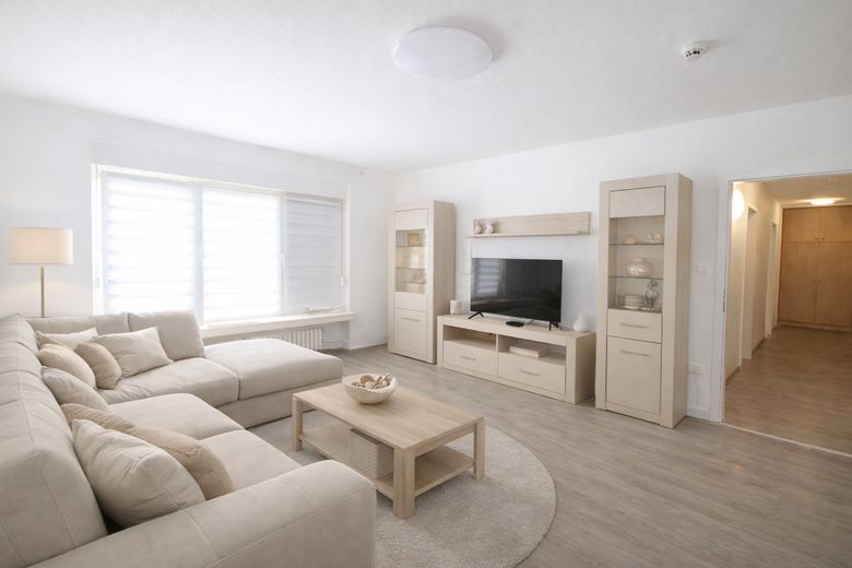 Schöne 4 Zimmer-Wohnung zu vermieten mit Balkon – Wohnzimmer