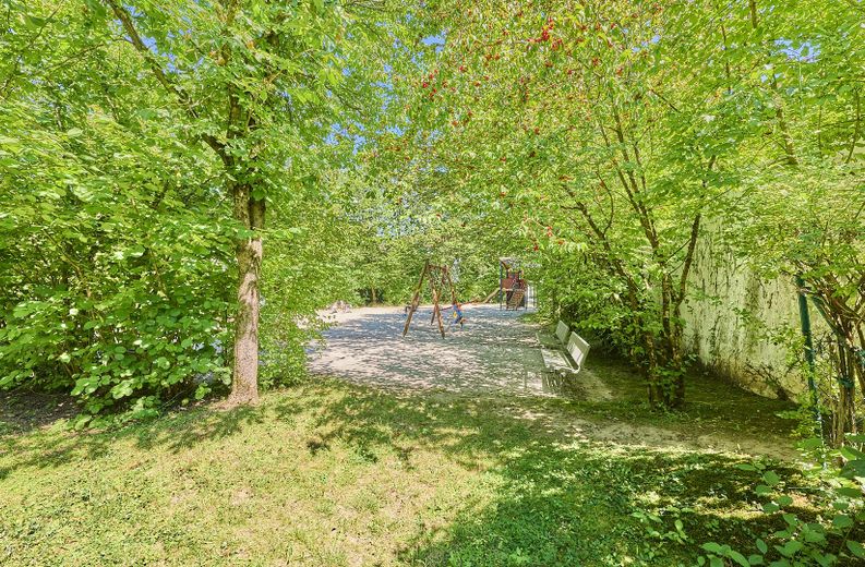 Neubau: Helle und ruhige Zwei-Zimmer-Wohnung mit luxuriöser Innenausstattung mit Balkon und EBK – Spielplatz 4