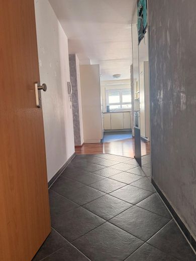 Provisionsfrei: Maisonette mit Hausgefühl, Südbalkon und 2 Tageslichtbädern inkl einem TG-Stellplatz – Eingang/Flur