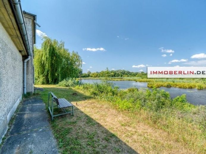 IMMOBERLIN.DE - Wasserblick! Ehemaliges Stellwerk mit Sanierungspotenzial in naturschöner Lage – Foto 1