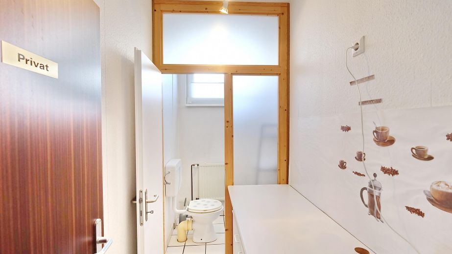 Gewerbehalle mit Ausstellungsfläche, Werkstatt und Büro in Wolfenbüttel-Linden – Damen-WC mit Dusche