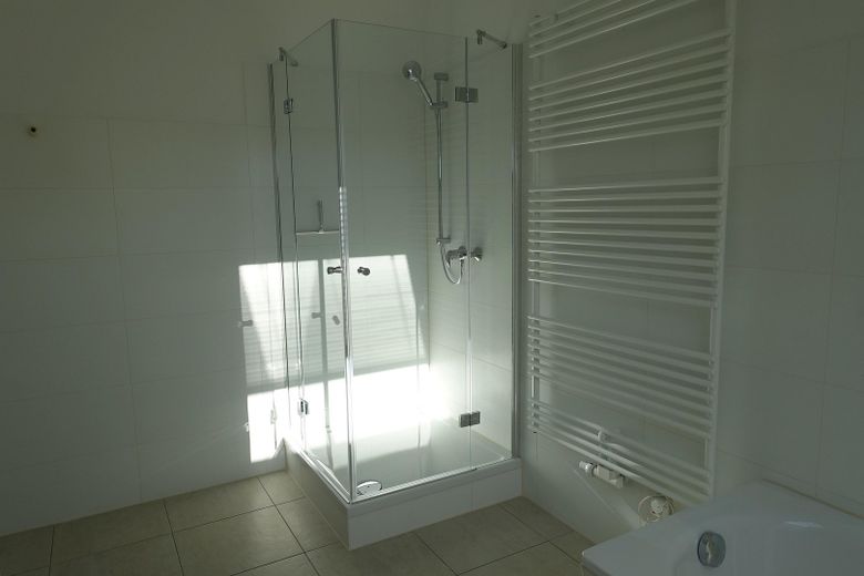 Освітлена природним світлом половина будинку з садом – Bad mit Dusche und Wanne 