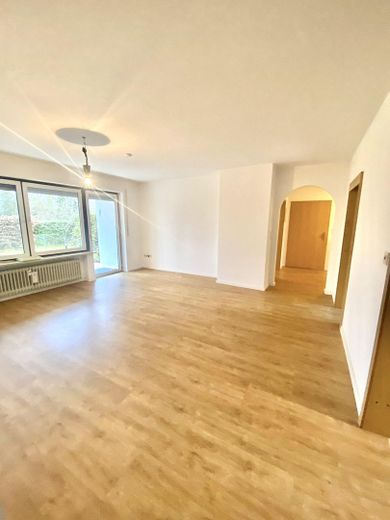 Helle 5-Zi Whg Dillingen / Donau (Nähe Krankenhaus) – Wohnzimmer mit Terrassenzugang