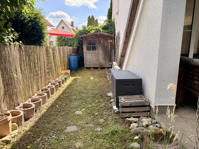 Sonnige 3-Zimmerwohnung mit Garten und Blick auf die Weinberge – Garten Ost mit Gerätehütte