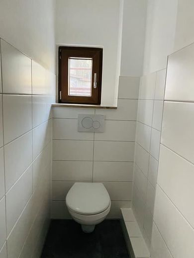 2-Zimmer mit Laminat, Wanne, Dusche und sep. WC und in zentraler Lage! – IMG_9972