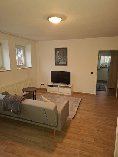 Wohnen im historischen Fachwerkhaus: möblierte 3-Zimmer-Wohnung 1 Min in die Innenstadt – TV im Wohnzimmer
