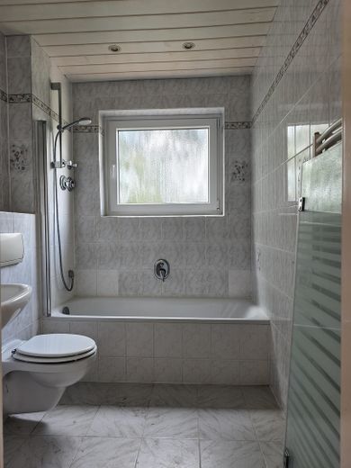 3 Zimmer-Wohnung mit Südwest-Balkon in ruhiger Lage – Badezimmer