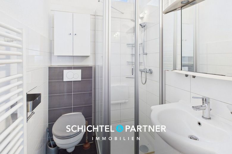 Ohlenhof | Geräumiges Dreiparteienhaus mit großem Grundstück und Gewerbe – S&amp;P | Duschbad