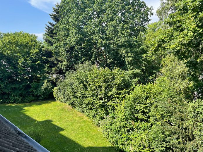 Provisionsfrei: Lichtdurchflutete 4-Zimmer-Eigentumswohnung mit Westbalkon in grüner Bestlage – Blick vom Balkon